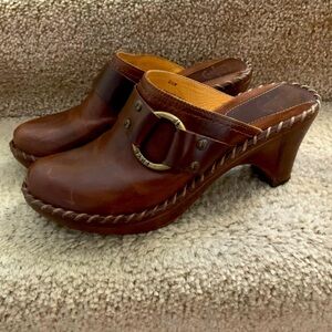 Frye genuine leather clogs. Size 8, in great condition!